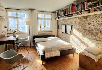 Historisches Denkmal im Herzen der Altstadt allows 18 year olds to book a room