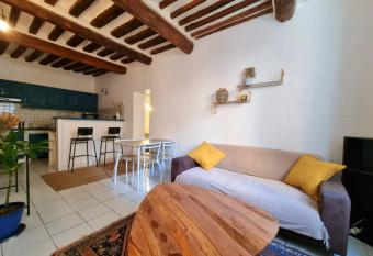 Appartement centre historique au 1er   tage - rue calme allows 18 year olds to book a room