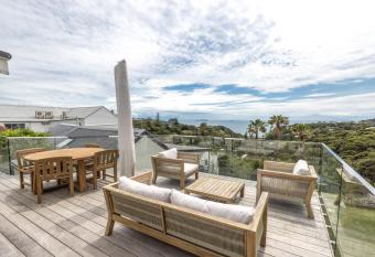 Palm Beach Seaviews With A Touch Of Luxury Awaits has Balcony rooms