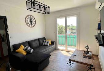 T2 spacieux    5min    pied de la plage has Balcony rooms