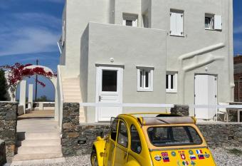 The Black Pig Studios has Balcony rooms