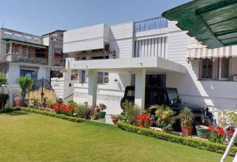 Jammu Homestay (2 bedroom suite with kitchen) has Balcony rooms