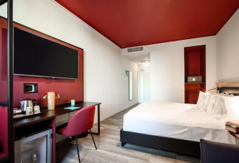 CX Venice Mestre allows 18 year olds to book a room