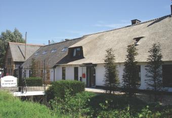 Fletcher Hotel-Restaurant de Witte Brug allows 18 year olds to book a room