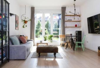 Nadwisklanska 9/Vistula/Garden has rooms with a private hot tub