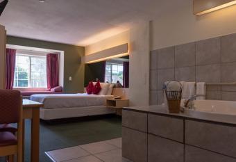 Mariner's Village at Carlyle Lake has rooms with a private hot tub