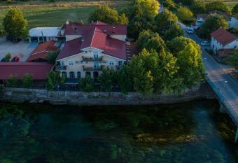 Motel Most has Balcony rooms
