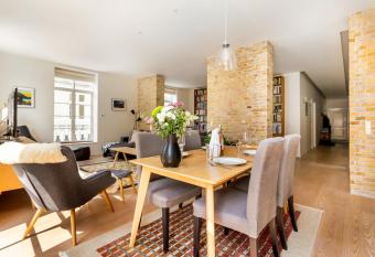 Unik luksuslejlighed i Aalborgs hjerte - Eksklusivt design af kendt arkitekt! allows 18 year olds to book a room