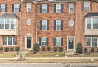 9 beds! Cozy & Spacious, Family Townhome has Balcony rooms