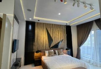 Kayla s Court allows 18 year olds to book a room