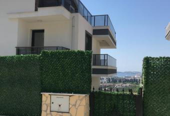   zel Havuzlu Ultra L  ks Villa has Balcony rooms