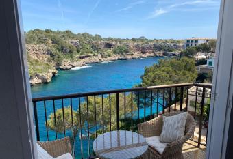 HOSTAL RESTAURANTE CALA has Balcony rooms