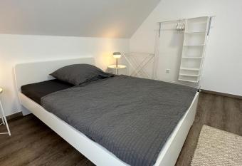 modern, ger  umig, stylische Wohnung in Melle allows 18 year olds to book a room