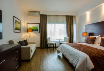 Hotel Estancia Business Class has rooms with a private hot tub