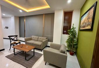 Hustle - Two Bed Appartment with Hall & Kitchen has Smoking/Balcony rooms