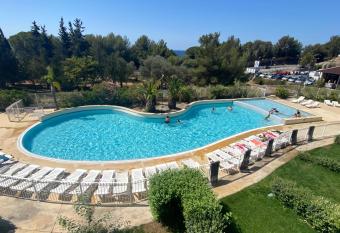 Weekends & Vacances La Ciotat has Balcony rooms