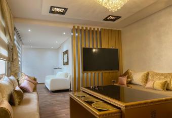 Luxury appart wifak harhoura has rooms with a private hot tub