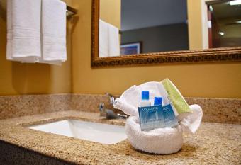 Best Western Zachary Inn has rooms with a private hot tub