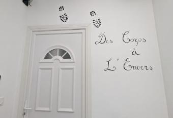 Des Corps    l envers By Love Room Perpignan allows 18 year olds to book a room