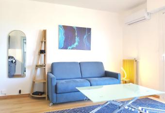 Bright apartment of 27 m2 with balcony has Balcony rooms