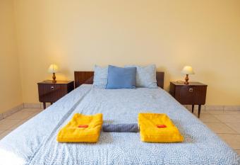 Good connection Airport & City has Balcony rooms