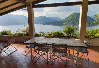 Villa Valeriana has Balcony rooms
