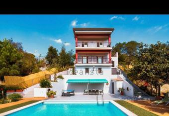 Chalet vidreres has Balcony rooms