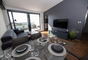 Vista Loft has Balcony rooms