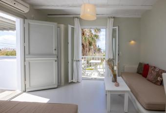 Soulmate s Suites Tinos allows 18 year olds to book a room