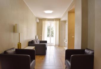 La Maison Latina Guest House has Balcony rooms