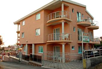 Apartmans Hari has Balcony rooms