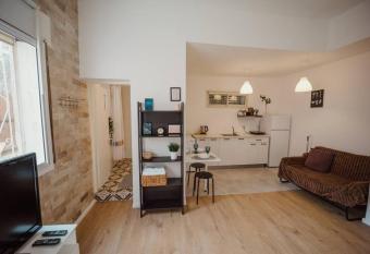 Studio and garden in Haifa has Balcony rooms