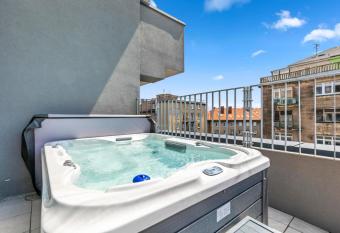 LAM Pink with Jacuzzi & PS4 has rooms with a private hot tub