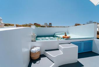 Moon Cactus Traditional Cave Suite with Jacuzzi has rooms with a private hot tub