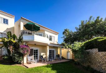 Casa do Verde at Presa de Moura near Carvoeiro and Ferragudo allows 18 year olds to book a room
