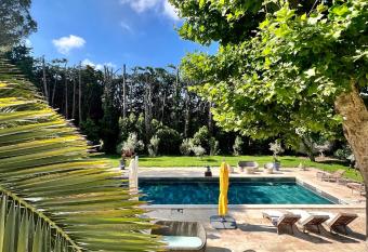 Villa Pauline allows 18 year olds to book a room