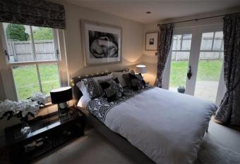 Loch Lomond Unique Selfcontained bed+bathroom allows 18 year olds to book a room