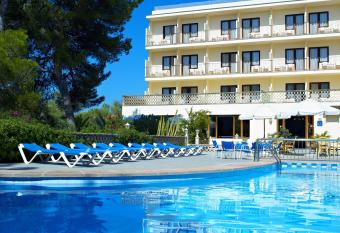 Hotel Condemar allows 18 year olds to book a room