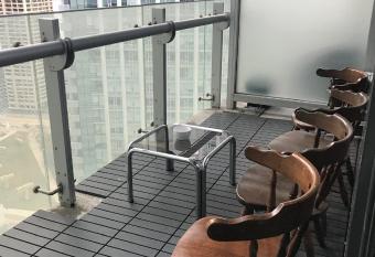 Comfort Opulence Suites Downtown 16th Floor Condo with Balcony free Parking has rooms with a private hot tub