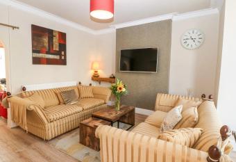 Llandudno 3 Bedroom Holiday Apartment in Town Centre has Balcony rooms