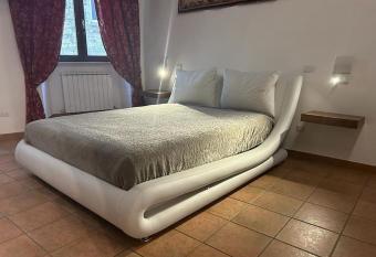 Casa con sala relax e idromassaggio allows 18 year olds to book a room