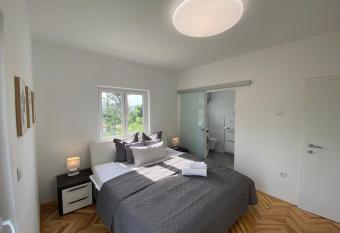 Apartment MILENA Ka  tela mit Whirlpool has rooms with a private hot tub