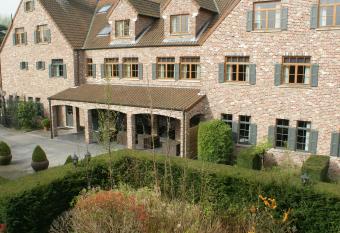 Hotel ABBEY allows 18 year olds to book a room