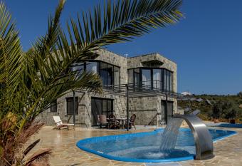 Villa with cabinet & pool has rooms with a private hot tub