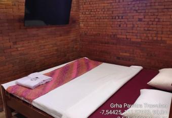 GRHA PAWITRA TROWULAN has Balcony rooms