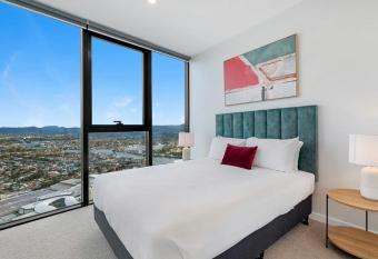 5* Apartment Broadbeach has rooms with a private hot tub