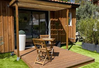 Chambre d   h  te ind  pendante allows 18 year olds to book a room