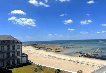 Duplex Bord De Mer allows 18 year olds to book a room
