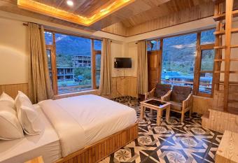 Apple Orchard Cottages has rooms with a private hot tub