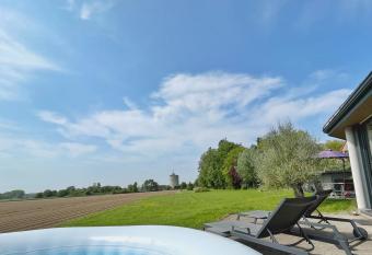 Maison avec jacuzzi privatif has Balcony rooms